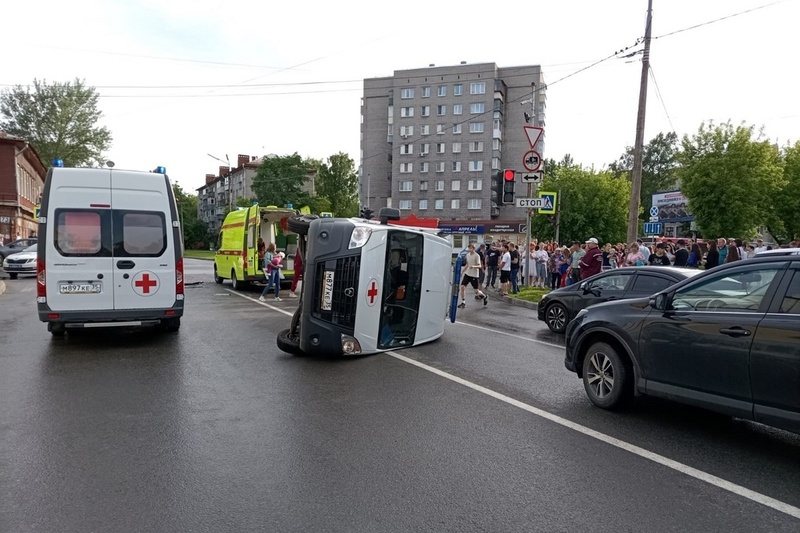 Три человека получили травмы в ДТП со скорой помощью в Череповце
