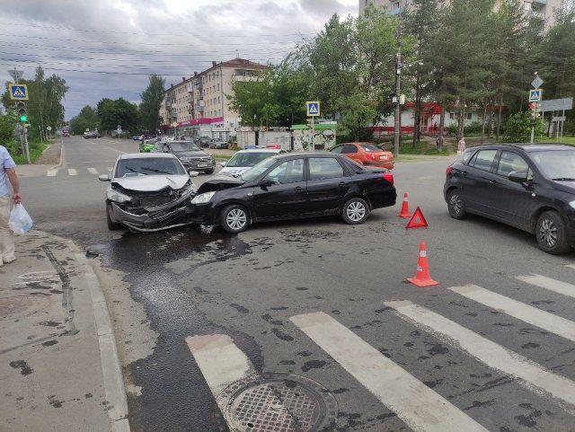 Жуткая авария на Панкратова в Вологде: ранены двое