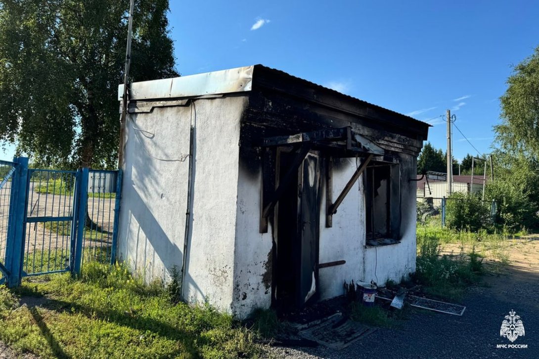 Из-за нагревшегося телефона в Белозерске сгорела сторожка