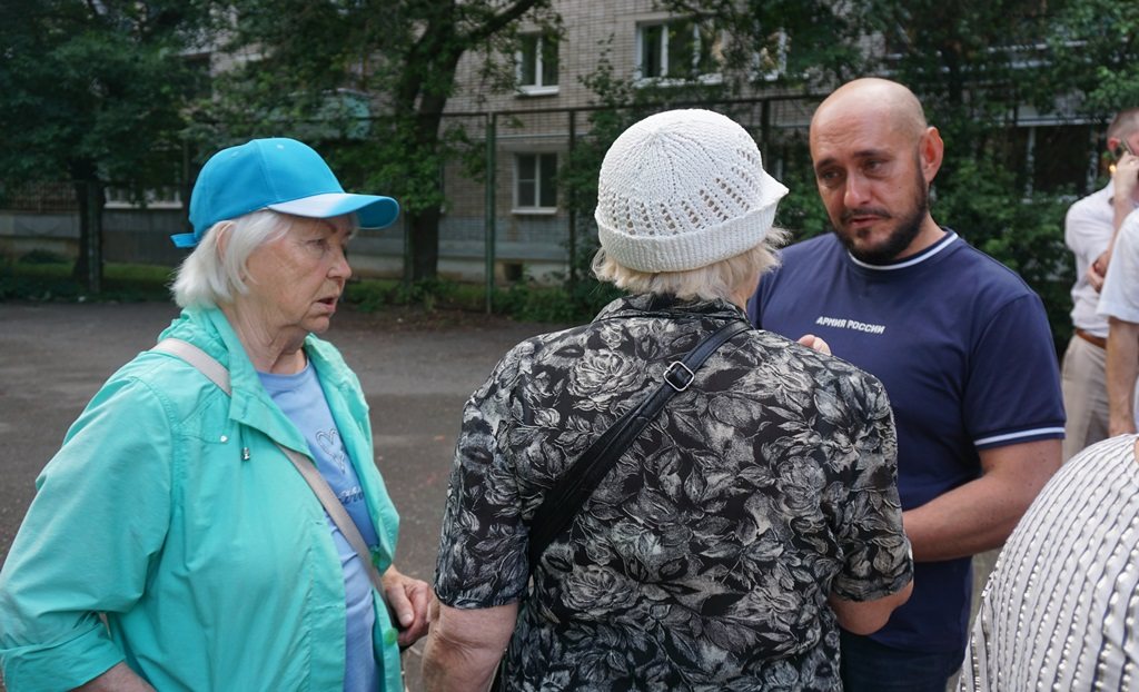 Жители домов на Кирова и Челюскинцев обсудили проект детской площадки
