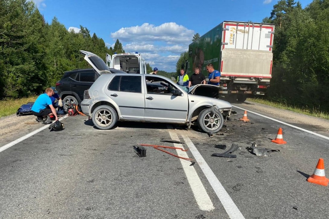 Два человека получили травмы в лобовом ДТП на трассе Москва-Архангельск
