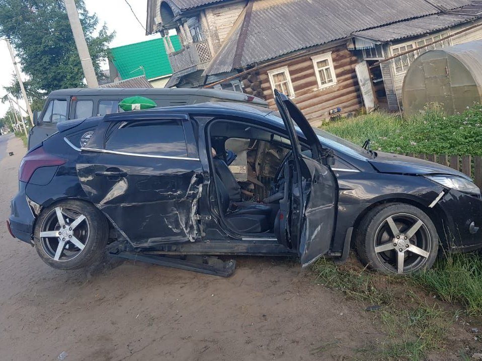 В Кичменгском Городке мурманчанин врезался в припаркованные машины и погиб