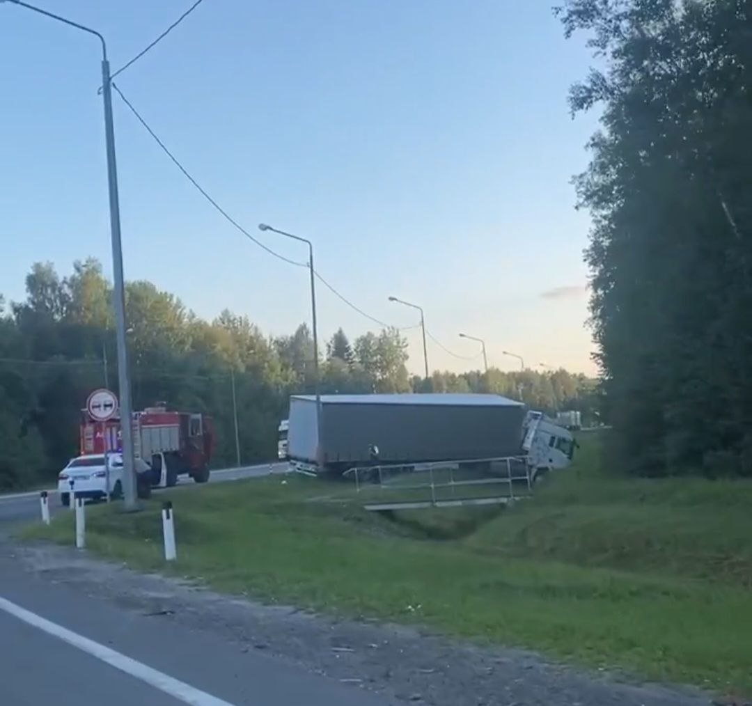 Пьяный водитель грузовика устроил ДТП на выезде из Сокола