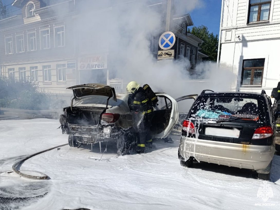 Автомобиль такси выгорел сегодня в Вологде