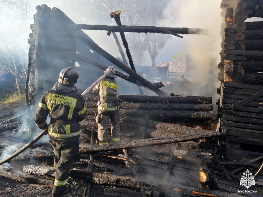 16 огнеборцев тушили заброшенное здание в Соколе