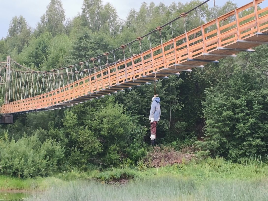 В Сямженском округе на мосту нашли подвешенное чучело, похожее на человека