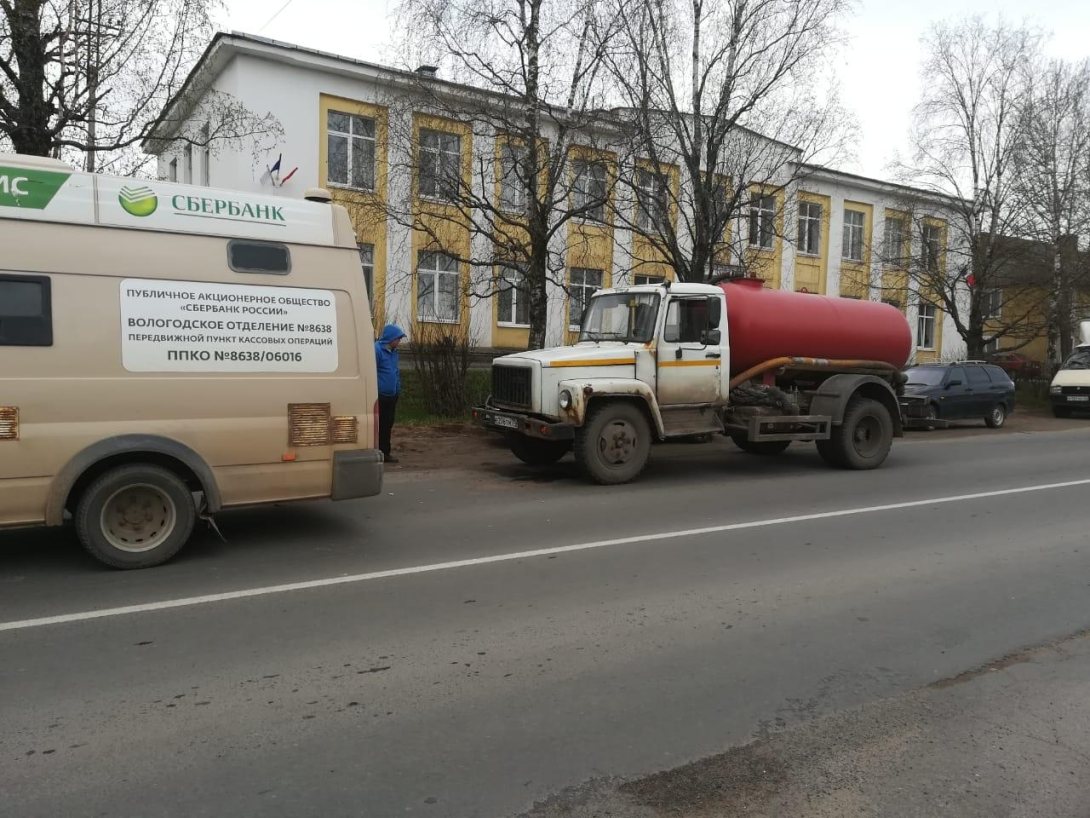 В Вытегре пьяный водитель автоцистерны врезался в машину инкассаторов |  newsvo.ru