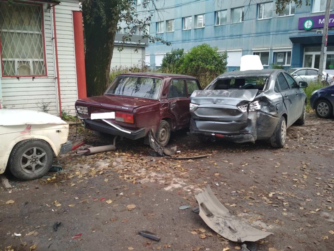 В Вологде во дворе водитель «Опеля» сбил пешехода и задел три машины |  newsvo.ru