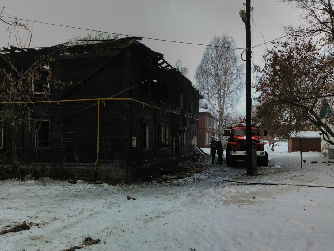 В Вологде ночью горел расселенный дом на Пугачева | newsvo.ru