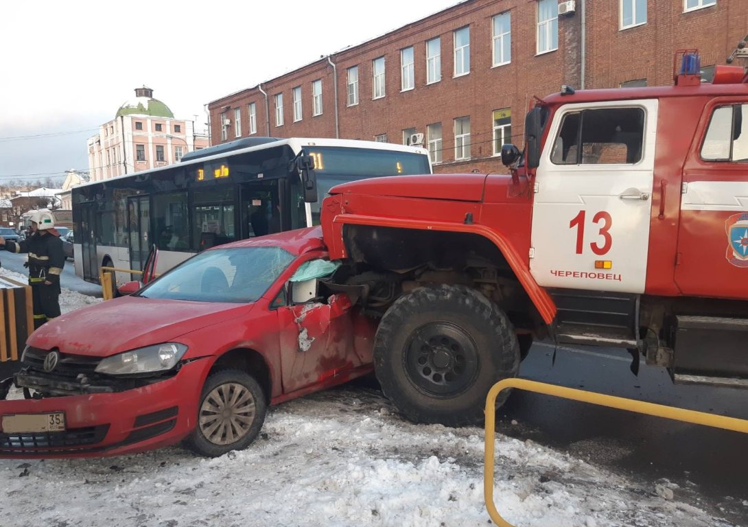 В Череповце спешащая на вызов пожарная машина на перекрестке врезалась в  «Фольксваген» | newsvo.ru