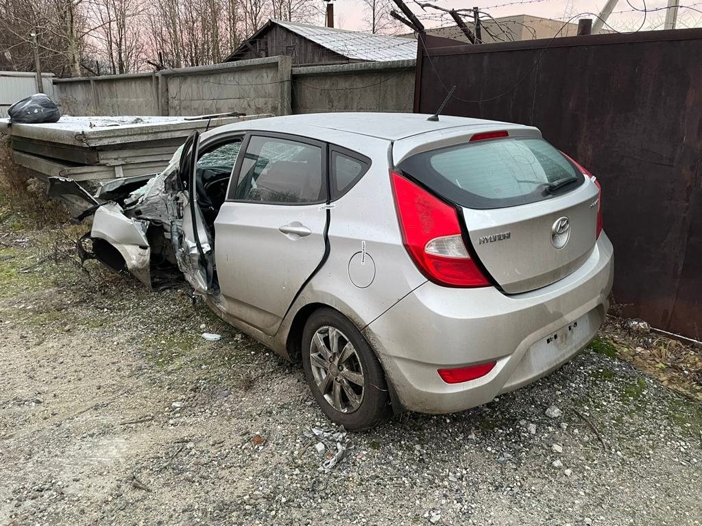 В Череповце водитель врезался в столб, бросил машину и скрылся с места ДТП  | newsvo.ru