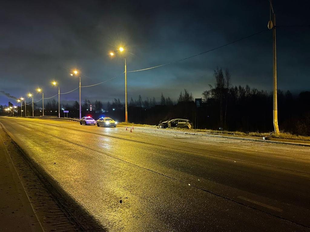 В Череповце водитель врезался в столб, бросил машину и скрылся с места ДТП  | newsvo.ru