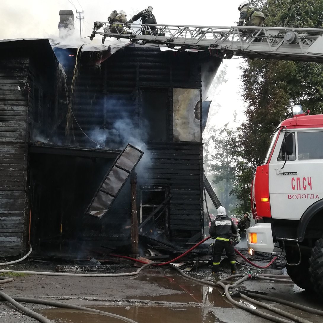 В Вологде загорелся деревянный дом 19 века на улице Герцена | newsvo.ru