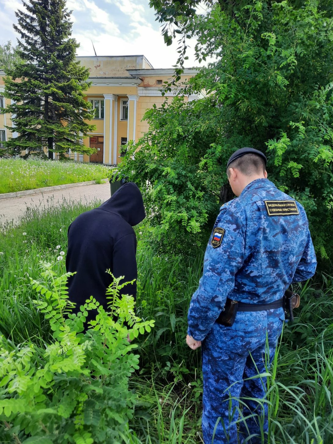 Судебный пристав обнаружил запрещенное вещество вблизи одно из зданий судов  Вологды | newsvo.ru