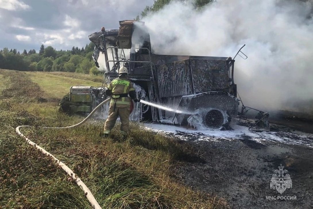 В Вологодской области во время сбора урожая сгорел комбайн | newsvo.ru