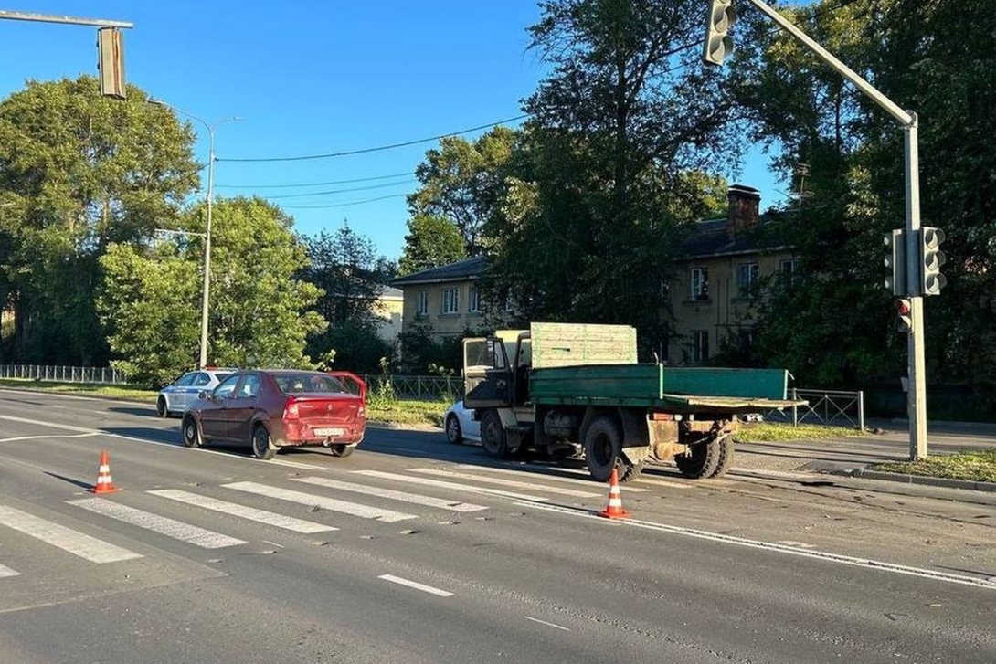 Пьяный водитель грузовика раздавил колесом легковушку в Вологде |  29.06.2024 | Вологда - БезФормата