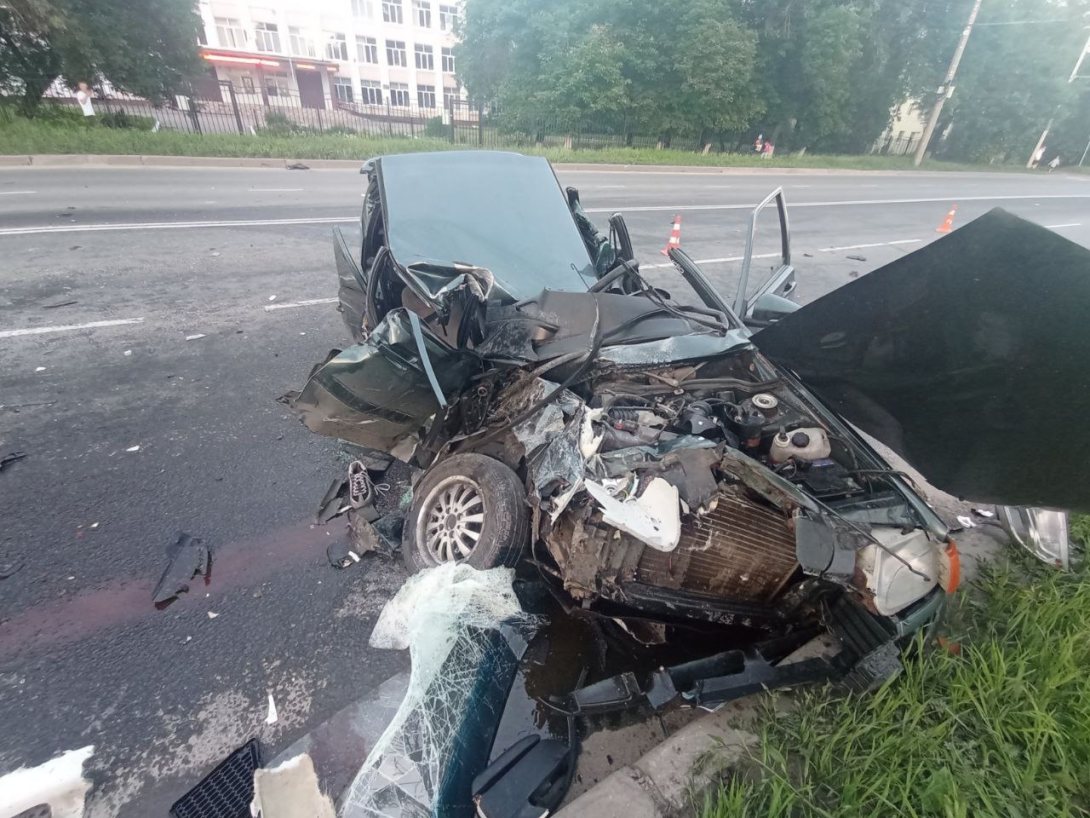 Жесткое ДТП с участием рейсового автобуса произошло в Вологде | 16.06.2024  | Вологда - БезФормата