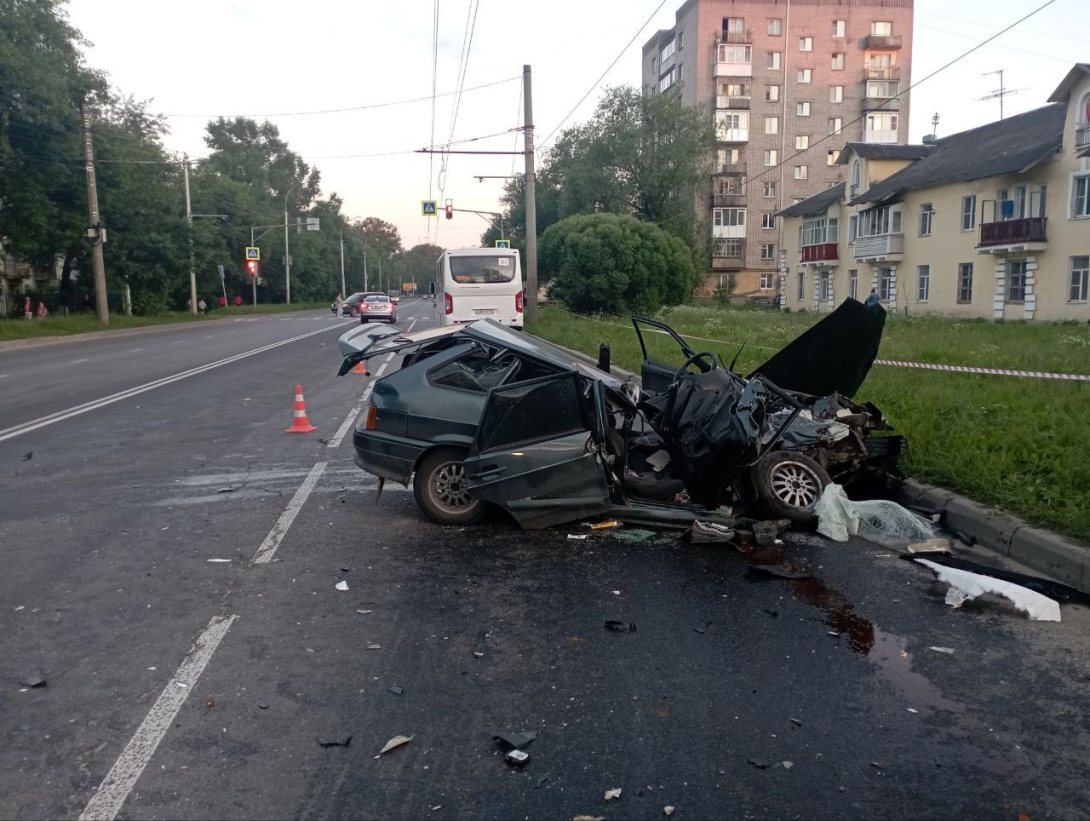 Жесткое ДТП с участием рейсового автобуса произошло в Вологде | 16.06.2024  | Вологда - БезФормата