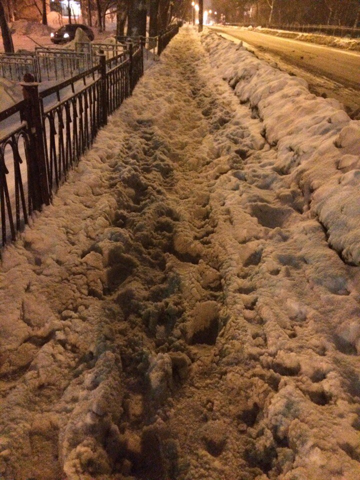 В москве не чистят снег. Неочищенные дороги. Снег на тротуаре. Неочищенные тротуары. Заснеженный тротуар.