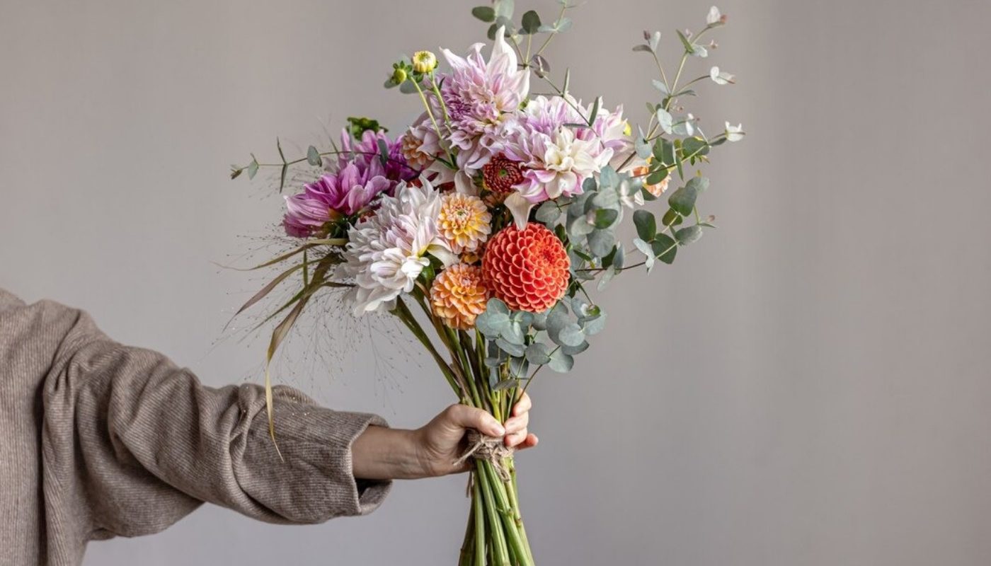 Сестре — ромашки, тёще — фиалку! Какие цветы дарить женщинам, чтобы никого не обидеть