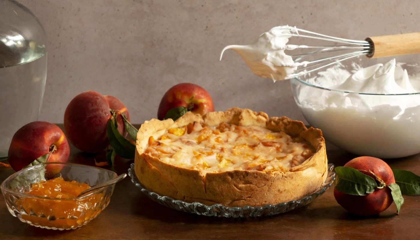 Пирог с нежной творожной начинкой: готовить быстро, а съедается он моментально