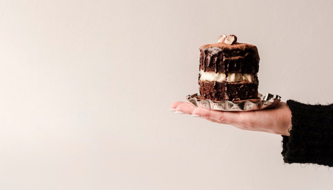 Шоколадная глазурь на торте сразу заблестит! Секрет опытных кондитеров: возьмите 2 кастрюльки вместо одной