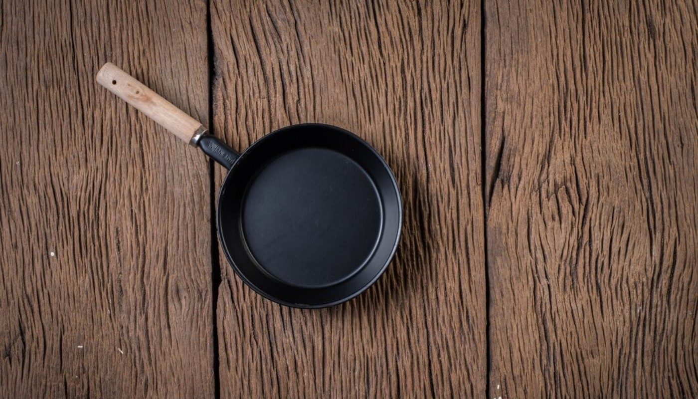 Мягкий пирог на сковородке! Уже через 15 минут ставьте на стол — легкий рецепт, с которым справится любой