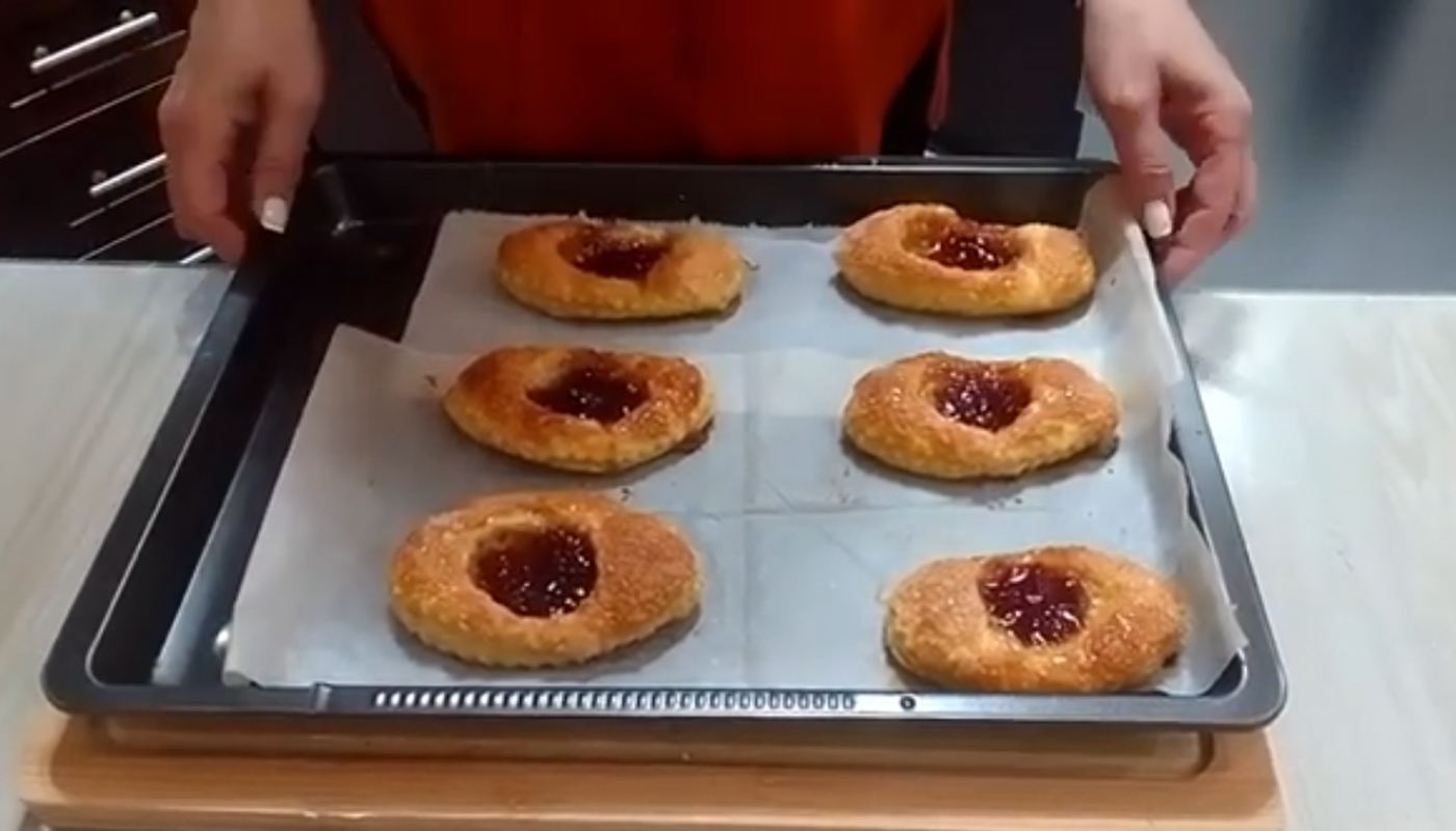 «Язычки» из слоеного теста, как в школе: простой рецепт, с которым справится даже ребенок