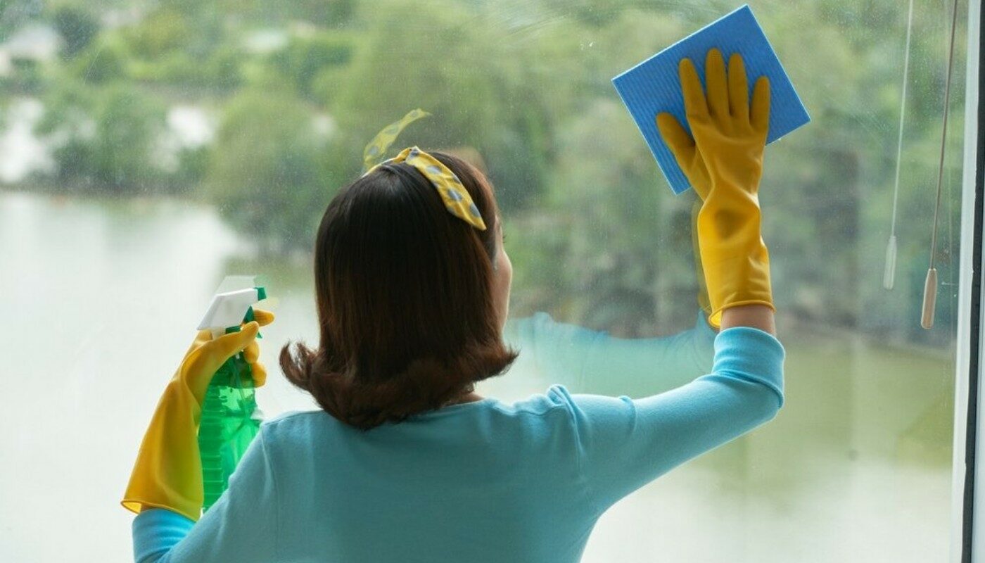 Китаянки только так и моют окна! Не сливайте эту воду в раковину — она на несколько месяцев сохранит стекла чистыми