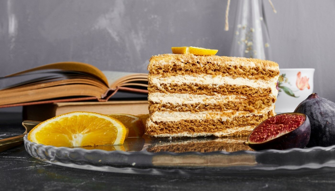 Торт «Микадо»: хрустящая основа и сливочный крем сделают десерт фаворитом любого праздника