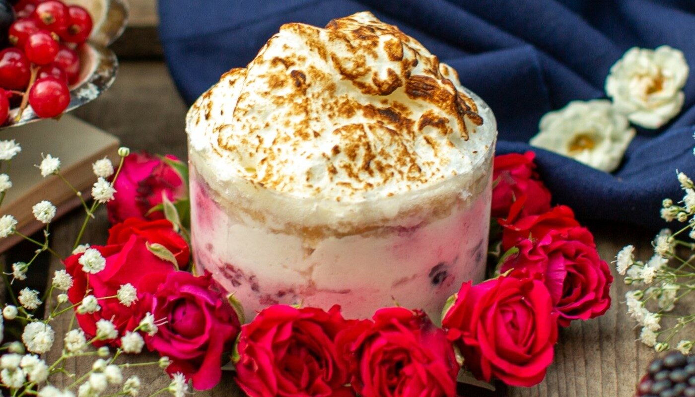 Сливочный торт со свежими фруктами за 20 минут: без духовки и возни с тестом