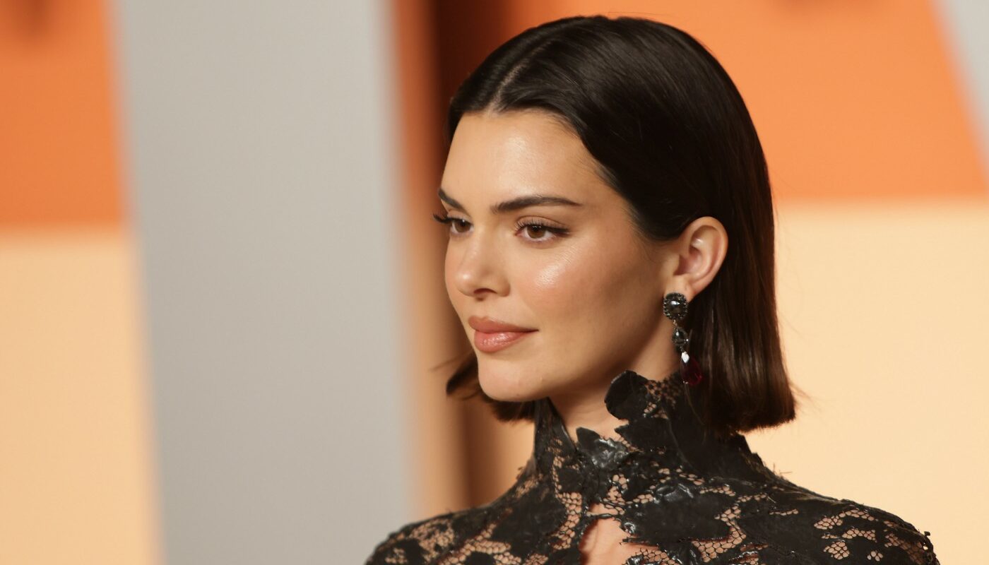 Шелковые волосы от топ-модели Кендалл Дженнер! Смешайте 1 банан с маслом — и получите блестящую шевелюру