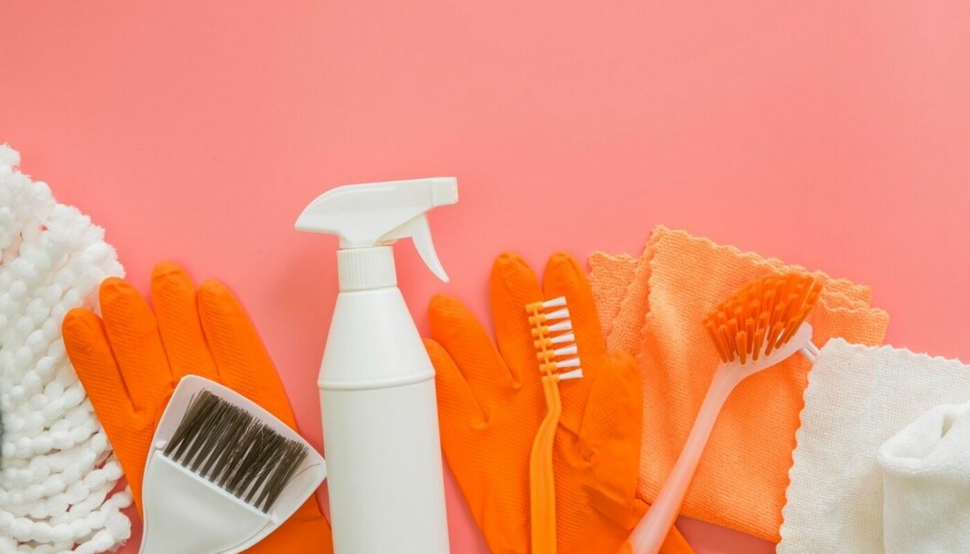 Теперь душевую кабинку мою реже! Всего 1 бумажная салфетка — и надолго забыла про налет на стекле