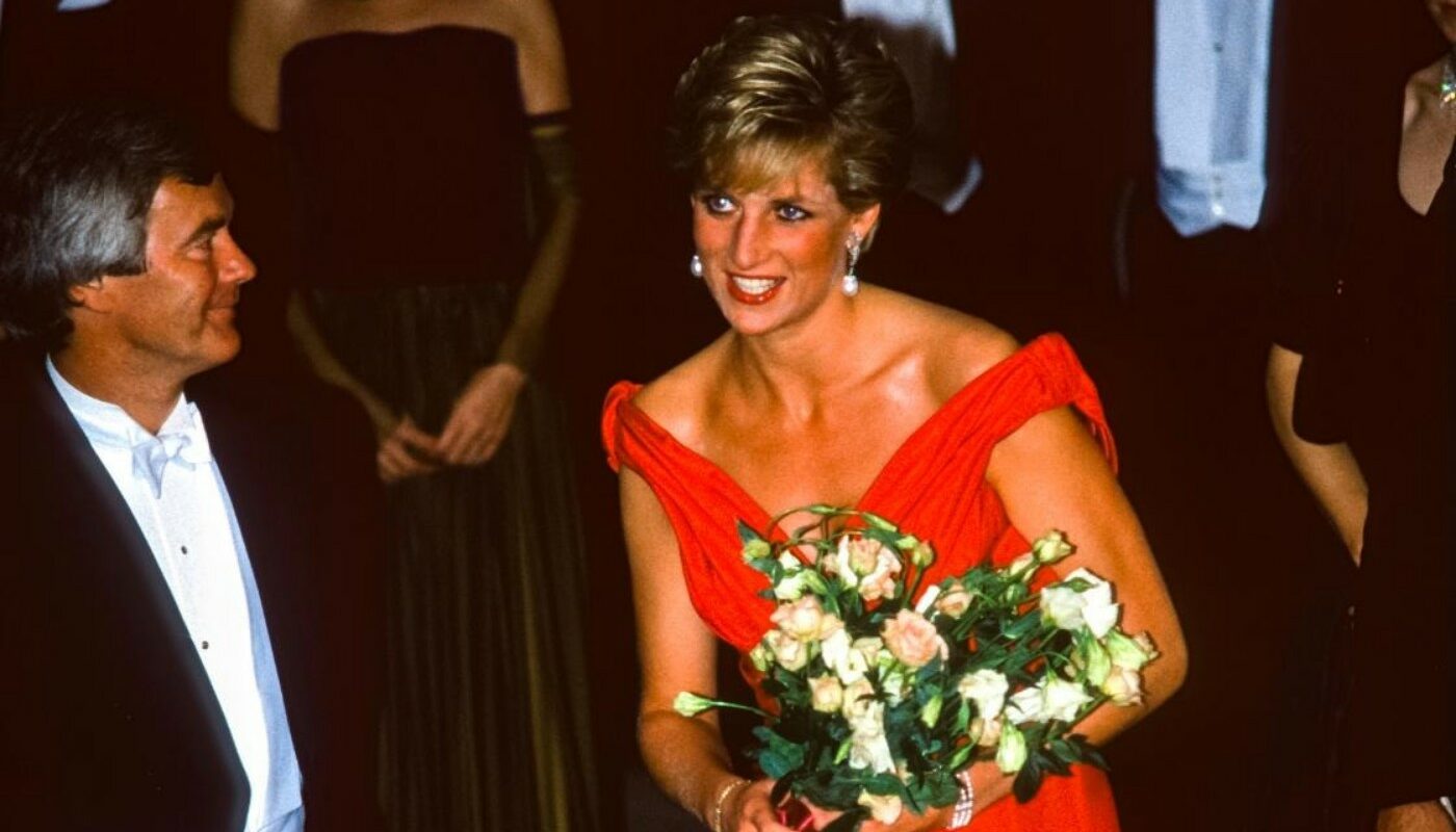 Носите джинсы как принцесса Диана! Топ-3 способа, как превратить джинсы в фишку весеннего гардероба