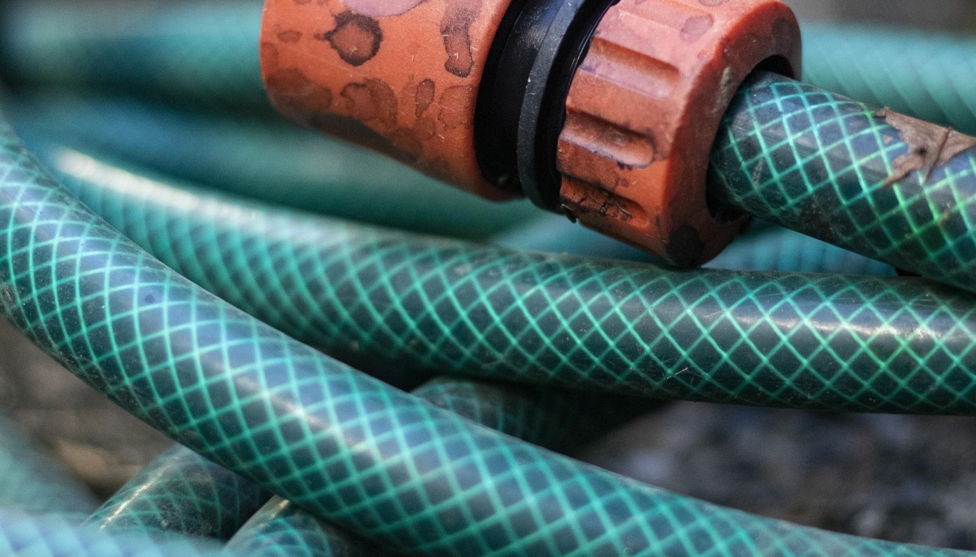 Вторая жизнь дырявого шланга: дачные лайфхаки, которые облегчают работу в саду и на огороде