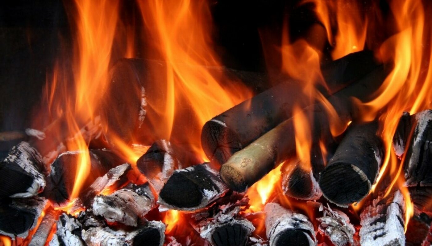 Забудьте про сажу в дымоходе! Разогрейте 2 кг этого дешевого средства — и в бане снова можно париться