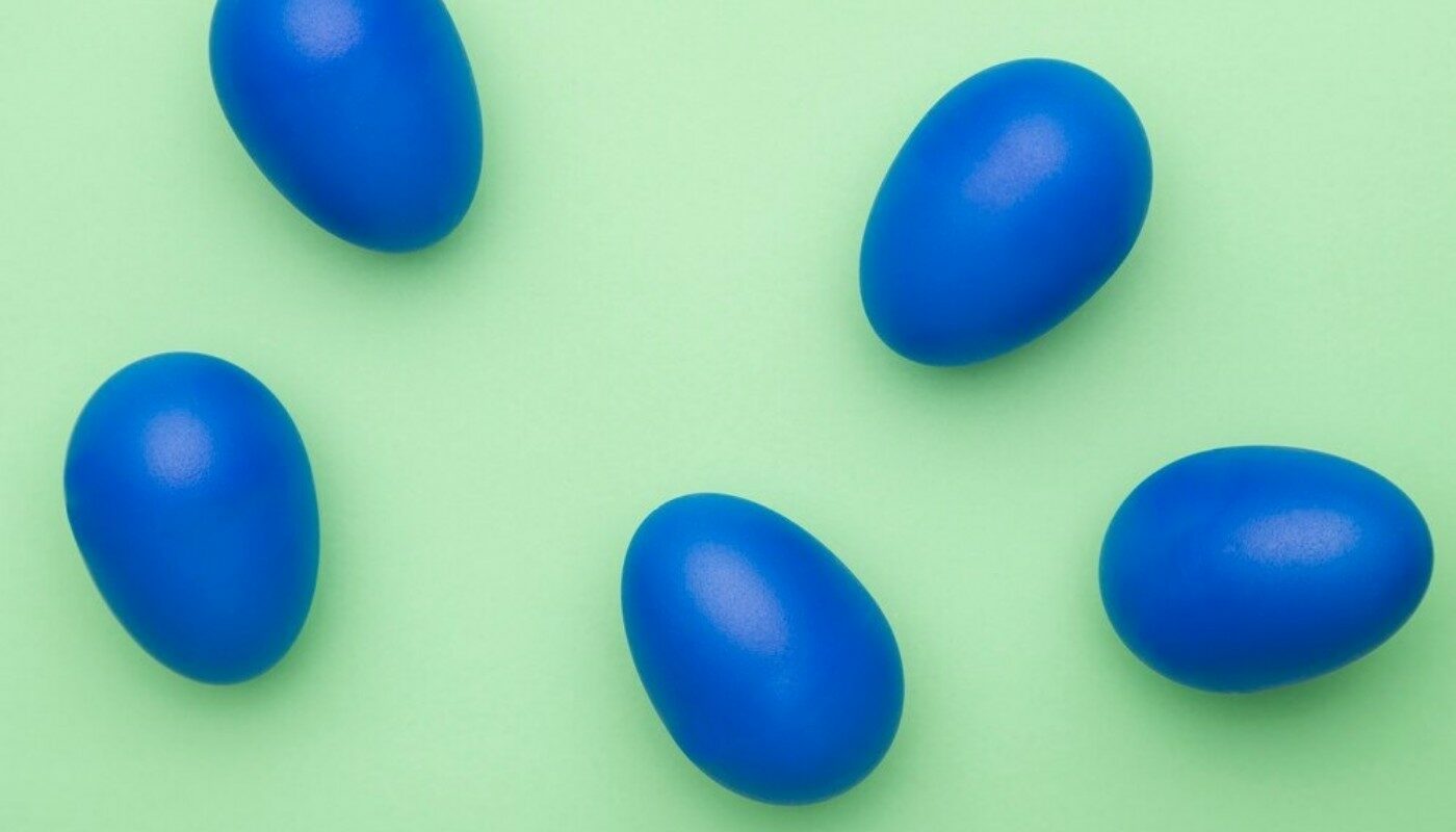 Не только в красный! Топ-6 цветов, в которые нужно покрасить яйца на Пасху в 2025 году