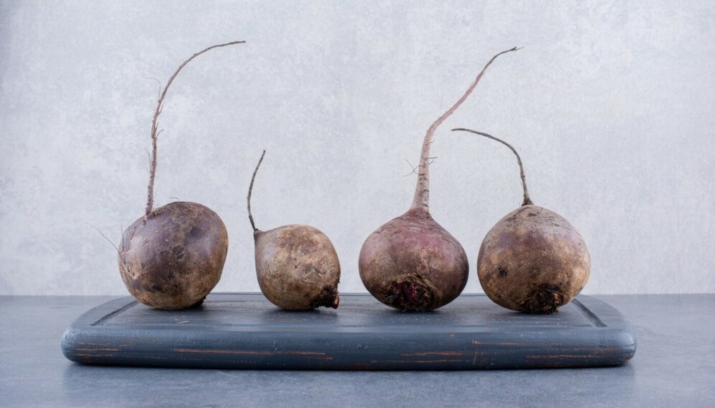 Свекла будет уродливой! Держите этот красивый цветок подальше от грядки — он выделяет в землю яд