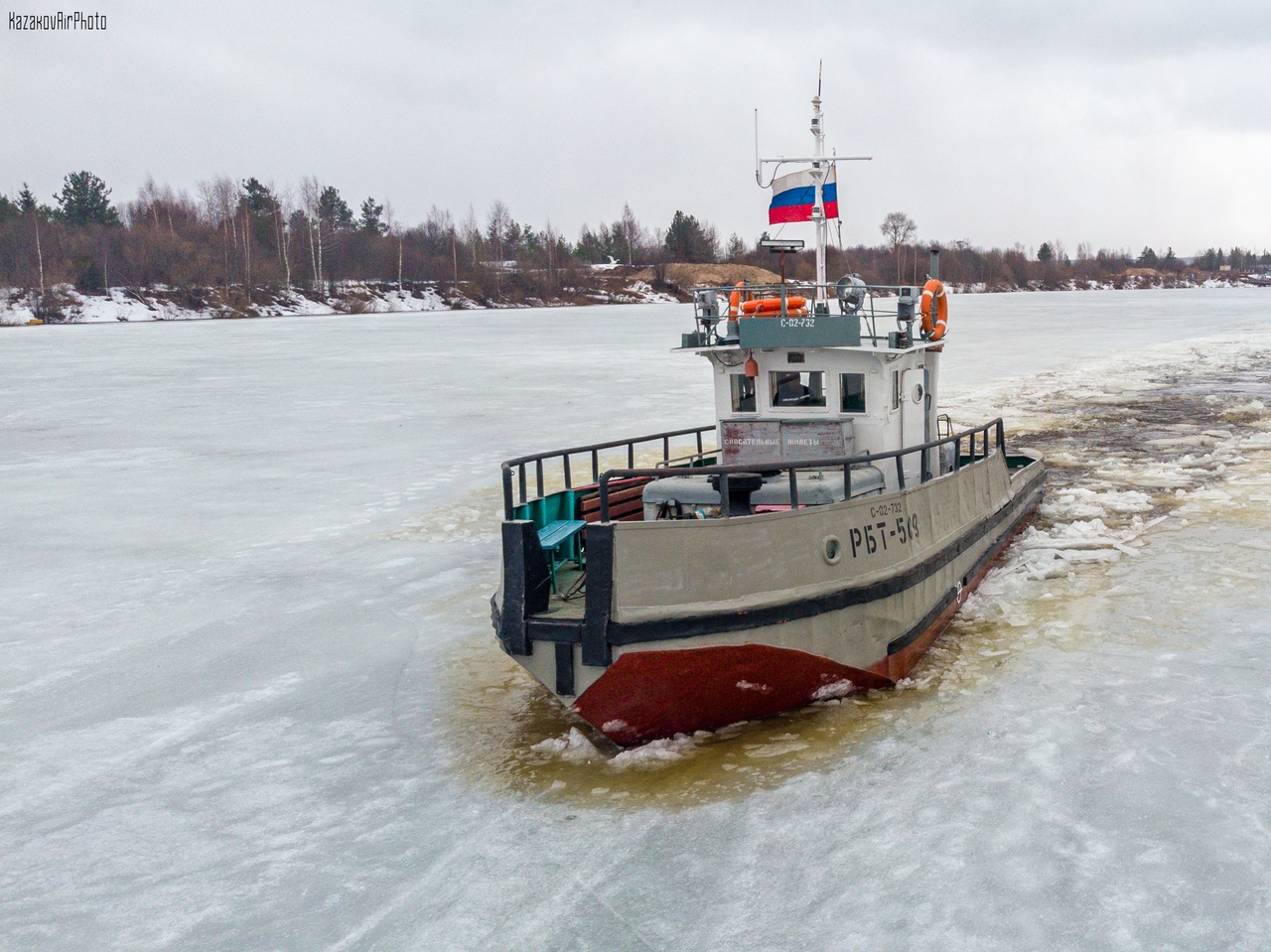Судно ледокольного класса «РБТ-509» ломает лед в затоне ССРЗ