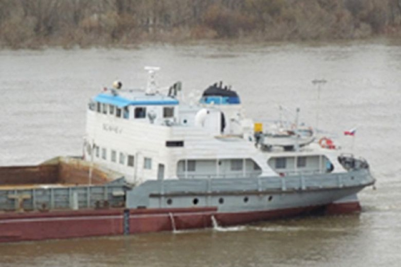 Груз с севшей на мель баржи под Липиным Бором представляет опасность для судоходства