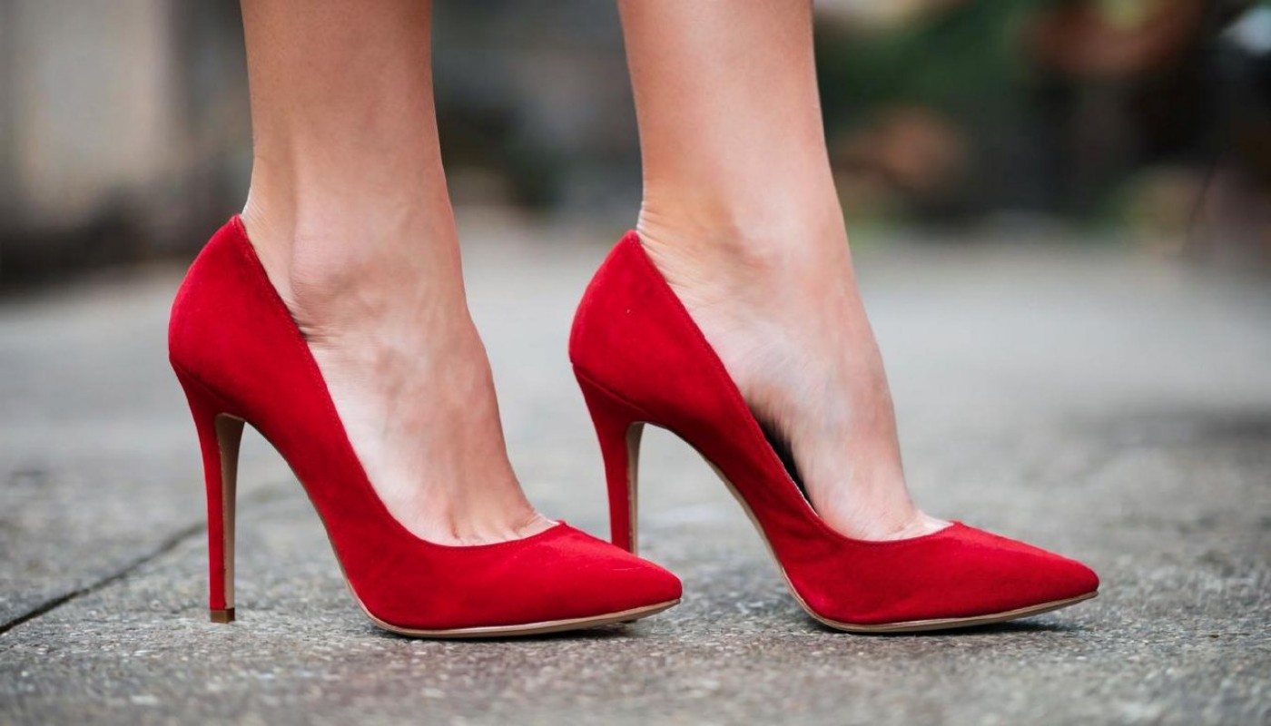 Задник в туфлях станет мягче подушки! Натрите обувь этим аптечным средством — и через 30 минут забудете про мозоли