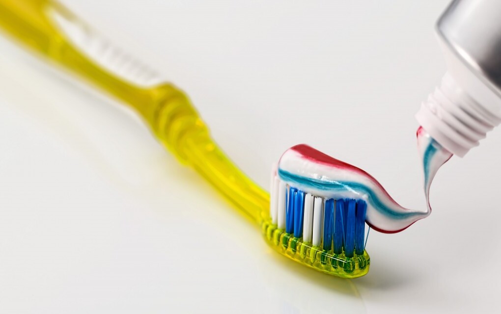 Почему полоскать рот после чистки зубов опасно?