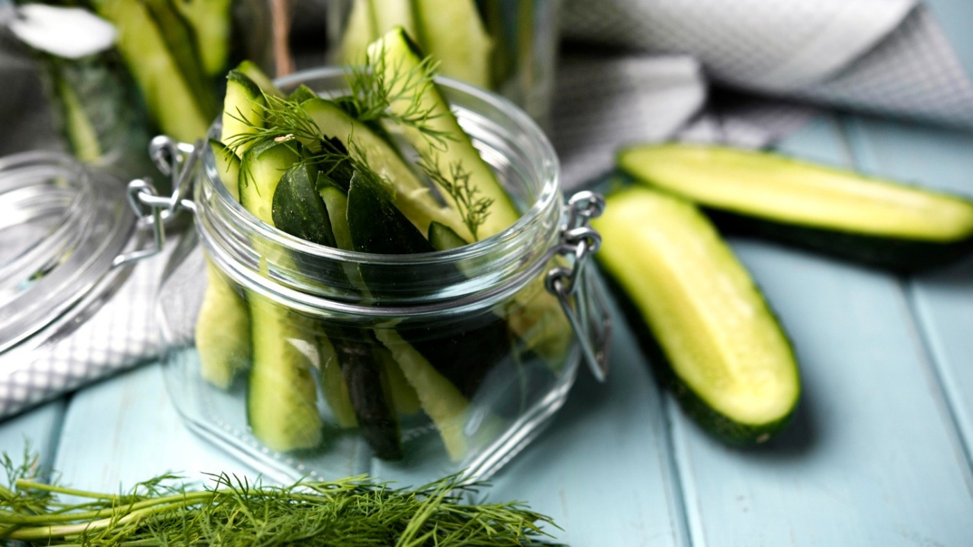Огурцы хрустящие и плотные! Кладу в банку эти 5 ингредиентов, — и ни одна банка еще не разочаровала вкусом