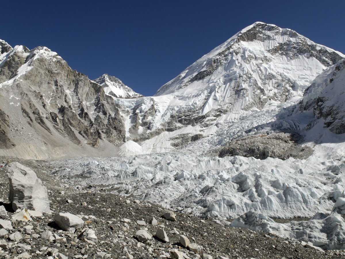 Власти Непала отменили плату за восхождения на десятки вершин, чтобы разгрузить Эверест
