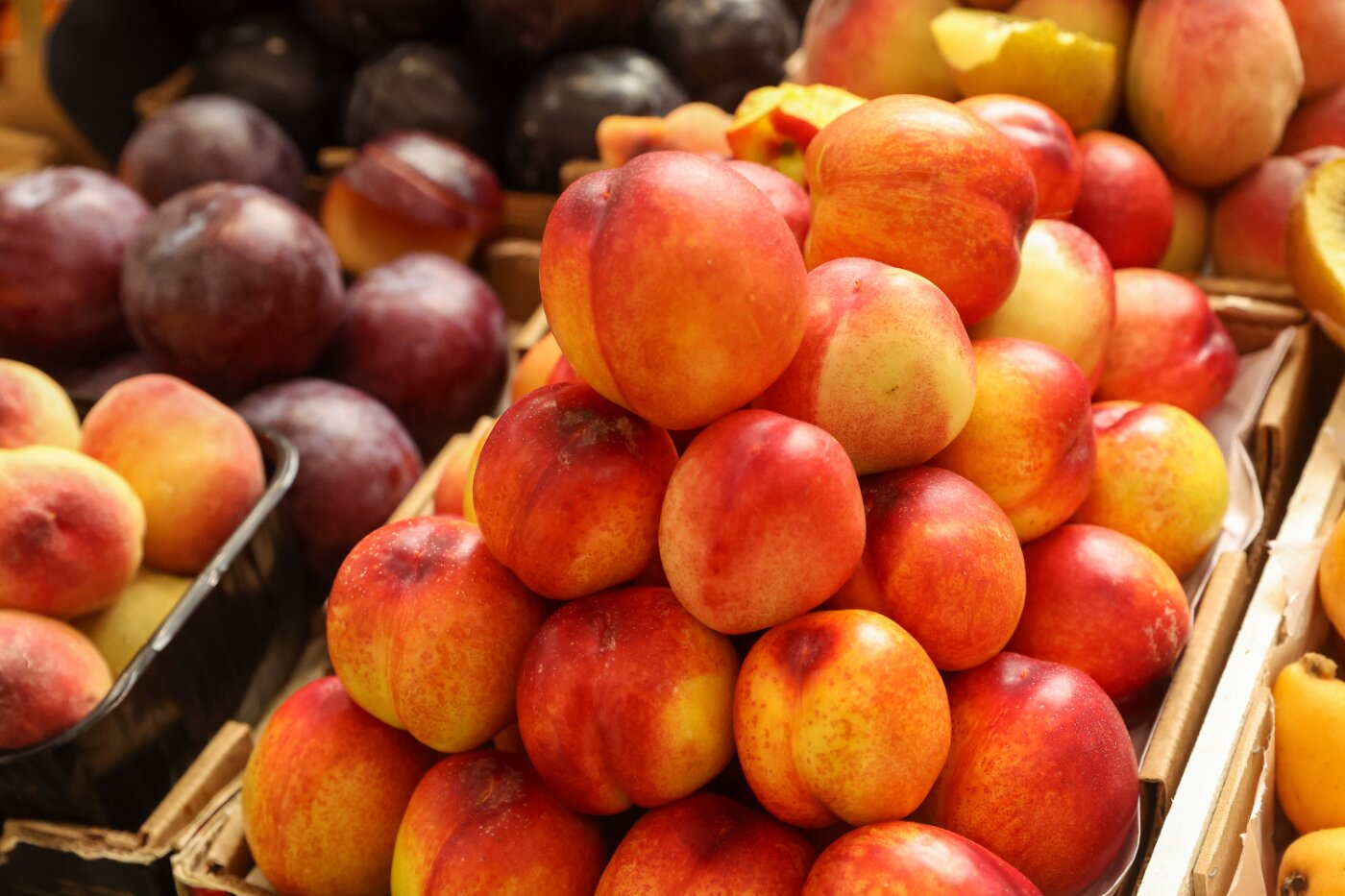 Как за одну ночь превратить «дубовые» персики, сливы и нектарины в сочные: простой и эффективный метод!