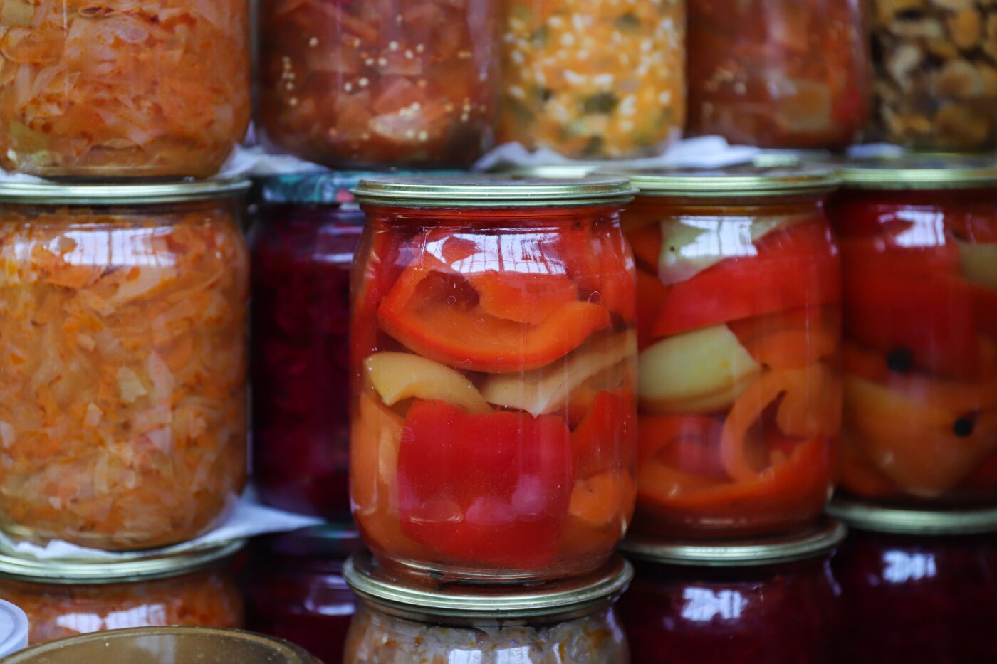 Осторожно, закрутки! Как старые запасы могут стать смертельно опасными рассказал эксперт