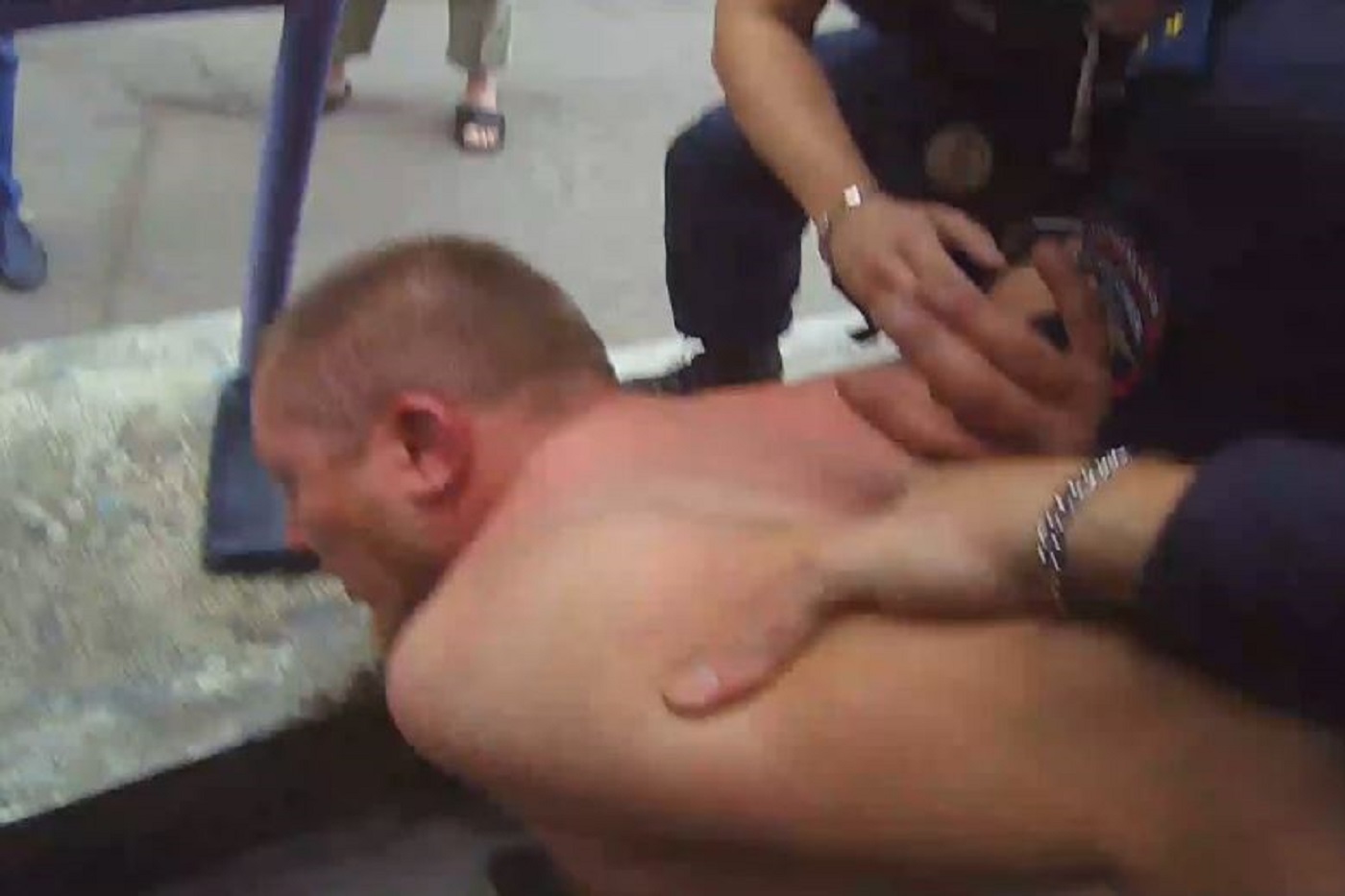 Полуголый мужчина устроил дебош в череповецком ателье