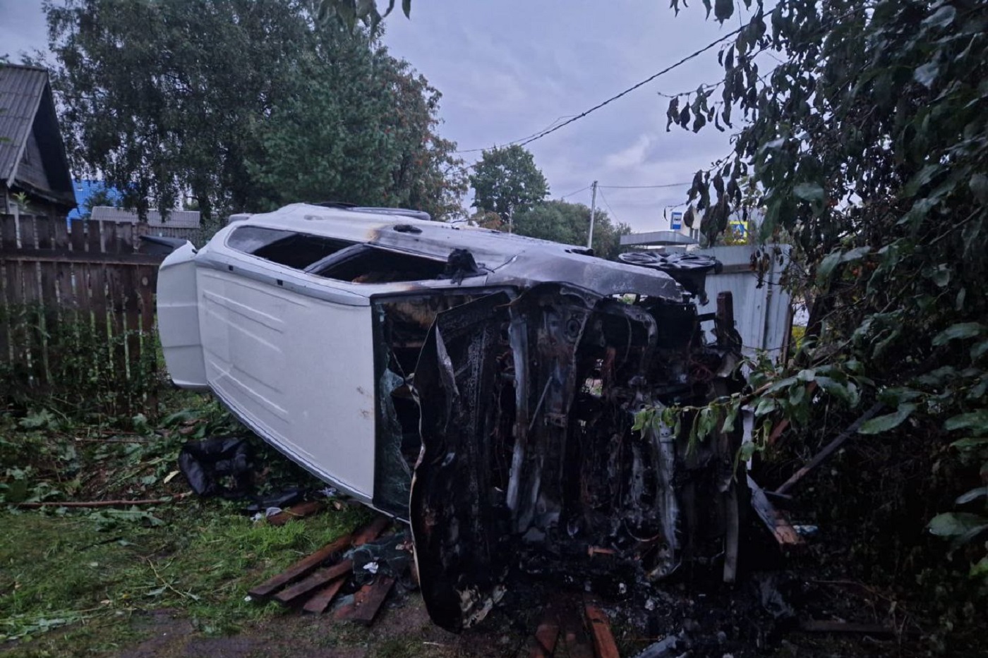 Дорогой внедорожник сгорел под Сямжей после ДТП