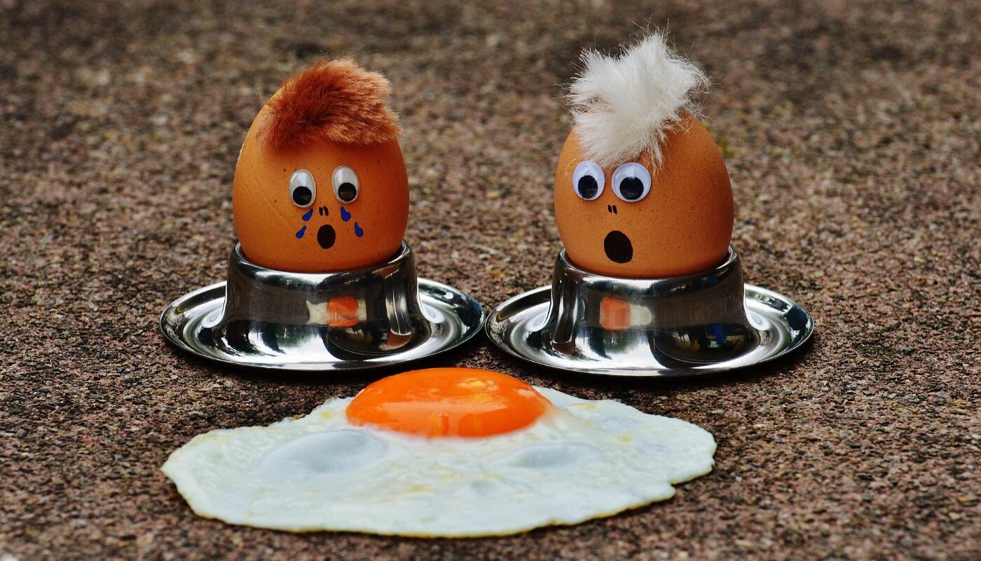 Как быстро очистить вареные яйца от скорлупы: этот пищевой продукт сразу решит проблему