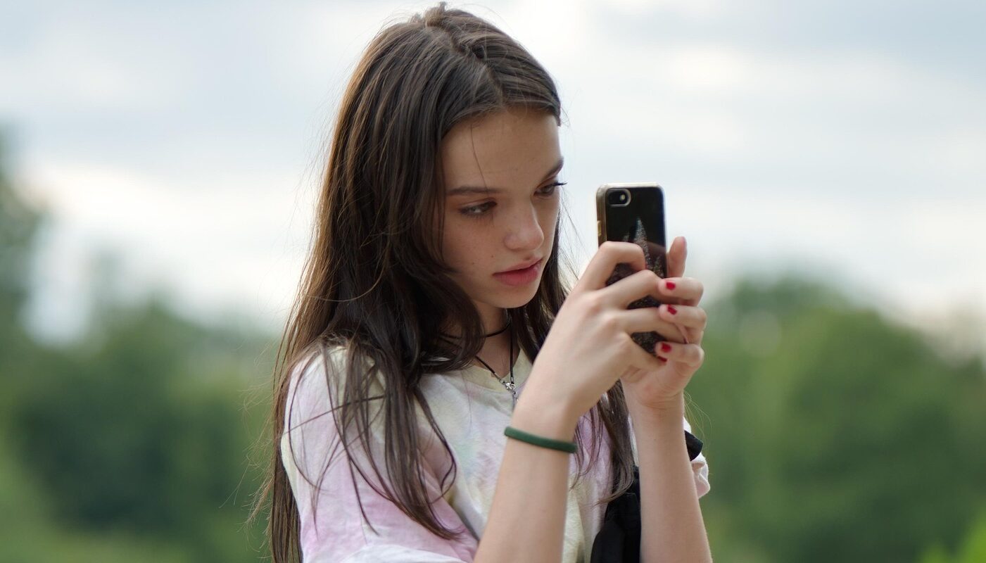 В глазах двоиться перестанет: ученые объяснили, что можно и нельзя читать в смартфоне